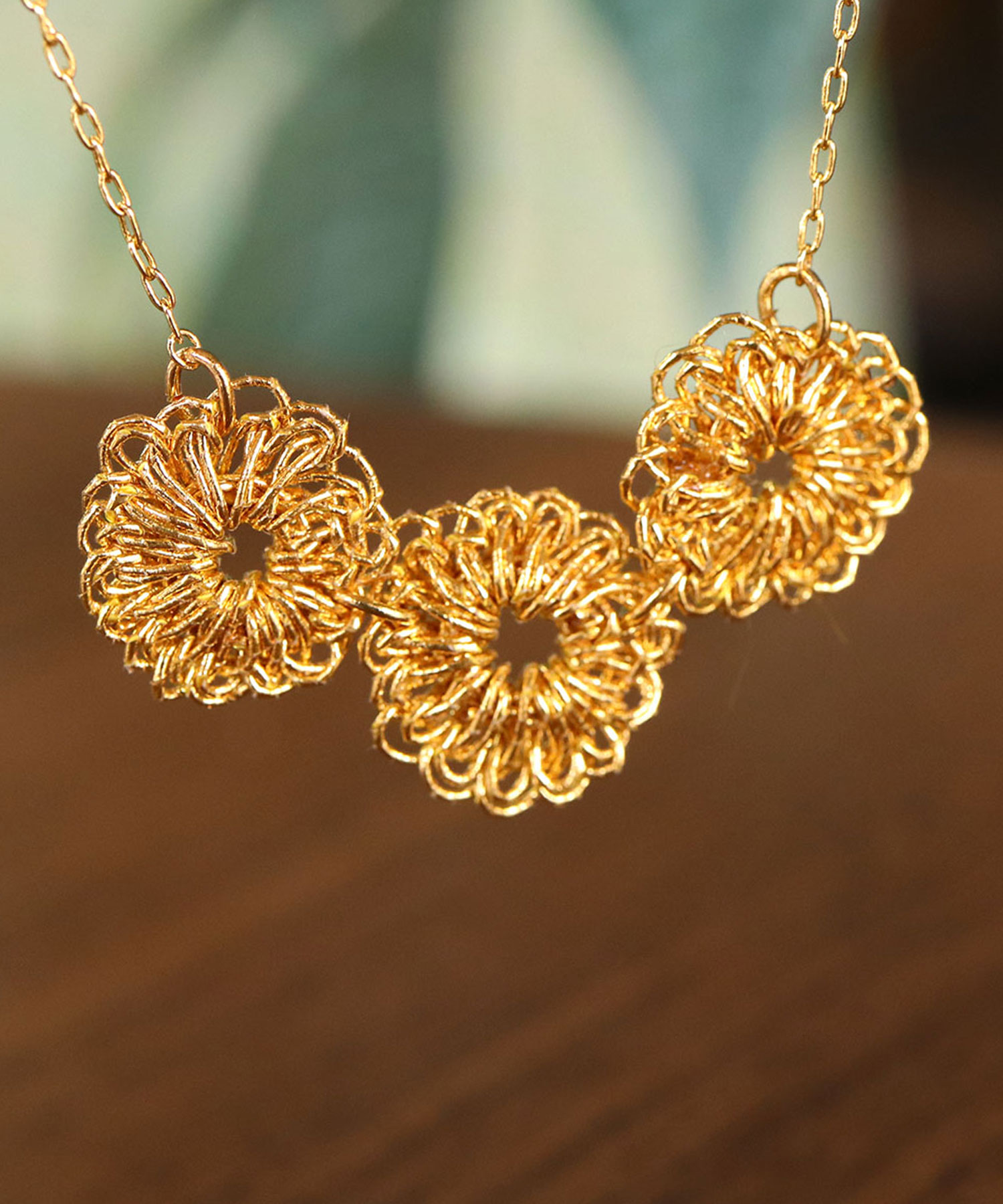 金糸・銀糸　Fleur de tricot 小花のネックレス