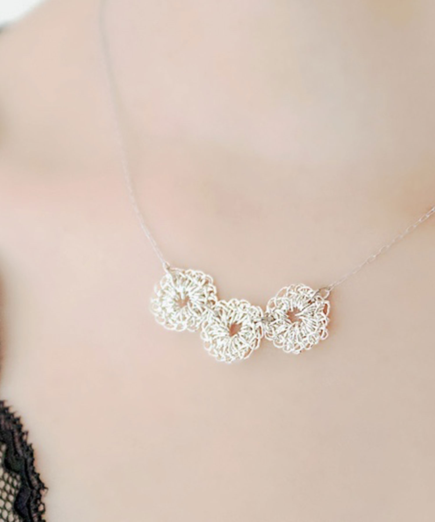 金糸・銀糸　Fleur de tricot 小花のネックレス